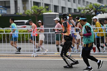 In Peking sind Humanoide bei einem Halbmarathon gegen Menschen gelaufen. 