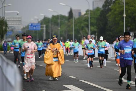 Manche hatte sich für den Lauf traditionelle Gewänder angezogen. 