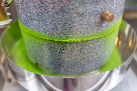 Matcha-Mühlen mahlen langsam