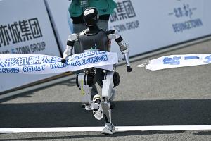 Duell Blech gegen Blut: China-Roboter geben Halbmarathon-Debüt