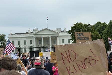 Demonstranten vor dem Weißen Haus protestieren gegen Trump