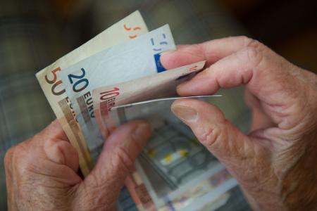 Den Älteren in Deutschland soll das Geld nicht ausgehen - doch wer zahlt dafür? (Archivbild) Den Älteren in Deutschland soll das Geld nicht ausgehen - doch wer zahlt dafür? (Archivbild)