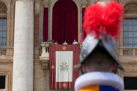Im Rollstuhl wurde der Papst auf den Balkon des Petersdoms gebracht.