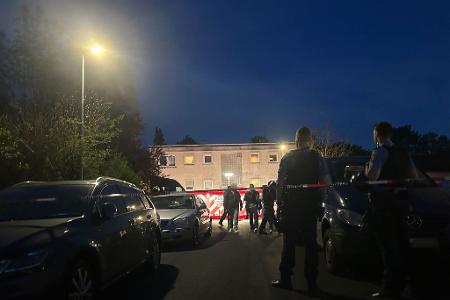 Im hessischen Bad Nauheim sind zwei Menschen durch Schüsse ums Leben gekommen.