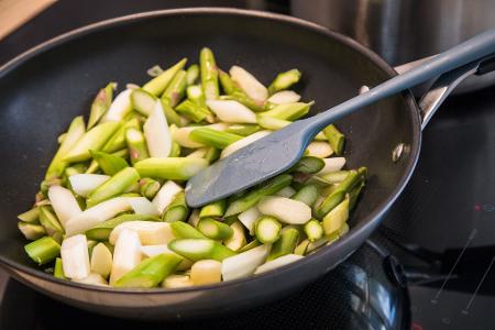 Grüner Spargel enthält etwas mehr Vitamin C und Folsäure als die weiße Variante. 