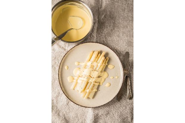 Selbstgemacht ist besser: Hausgemachte Hollandaise enthält weniger Zusatzstoffe als Fertigsoßen.