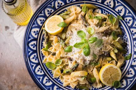 Schnelles - und vor allem schmackhaftes - Abendessen: angebratener Spargel mit Pasta, Zitrone, Knoblauch, Basilikum und Parmesan. 