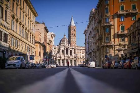 Eine Person überquert eine leere Straße vor der Basilika Santa Maria Maggiore in Rom.(Archivbild)