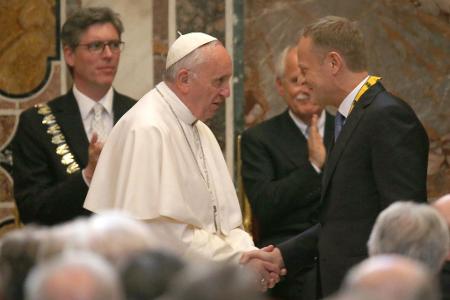 Dem Papst wird vom damaligen EU-Ratspräsidenten Donald Tusk im Vatikan der Internationale Karlspreis der Stadt Aachen verliehen. (Archivbild)