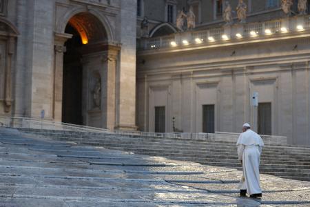 Franziskus auf dem leeren Petersplatz, bevor er während der Corona-Pandemie den Sondersegen 