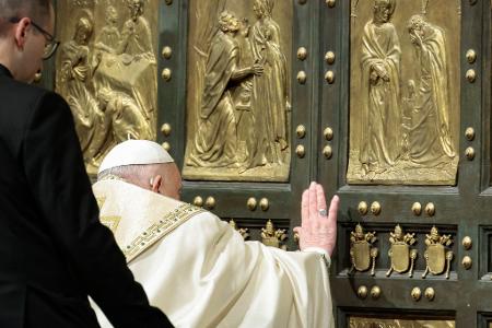 Der Papst öffnet die Heilige Pforte zum Heiligen Jahr 2025 im Petersdom. (Archivbild)