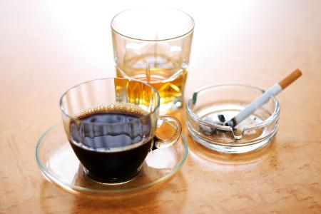 Alkohol, Koffein und Nikotin