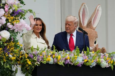 Präsident Donald Trump und First Lady Melania Trump stehen auf dem Balkon des Blauen Zimmers während des White House Easter Egg Roll.