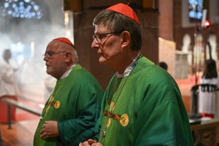 Rainer Maria Woelki (r) und Reinhard Marx sind zwei der drei deutschen Kardinäle, die den neuen Papst mitwählen. (Archivbild)
