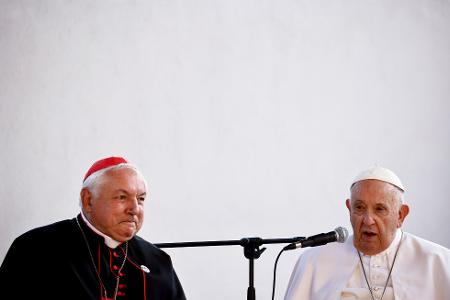 Der Erzbischof von Marseille, Jean-Marc Aveline (l), gilt wie der verstorbene Papst Franziskus als volksnah. (Archivbild)