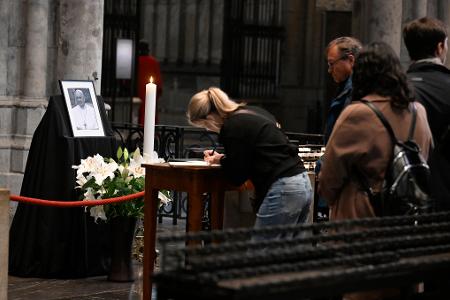 Im Kölner Dom kondolierten viele Gläubige. 