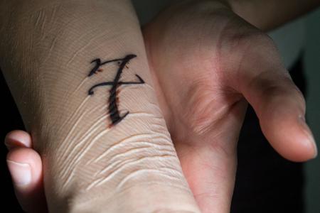 Lieber unter einem Verband oder offen? Geht es um die Abheilung von Tattoos, gibt es unterschiedliche Ansätze. Unter anderem die Körperstelle und die Größe des Tattoos spielen eine Rolle. 