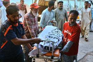 Laster in Pakistan stürzt in Schlucht - 14 Tote