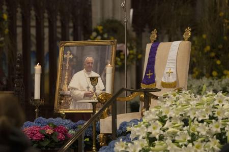 Später wurde bekannt, dass der 88-Jährige einen Schlaganfall erlitten hatte. Katholik*innen weltweit trauern um den Pontifex, der als progressiv galt — auch viele Stars haben dem Verstorbenen Respekt gezollt.
