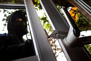23-Jähriger schläft bei Einbruch ein