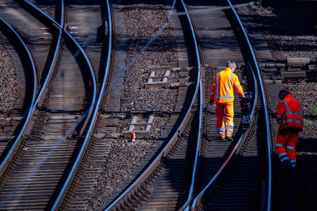 Die Bahn gleicht einer großen Baustelle. (Symbolbild)