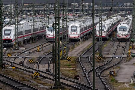 Auch in den kommenden Jahren dürfte für viele Bahn-Reisende nicht alles rund laufen. (Symbolbild)
