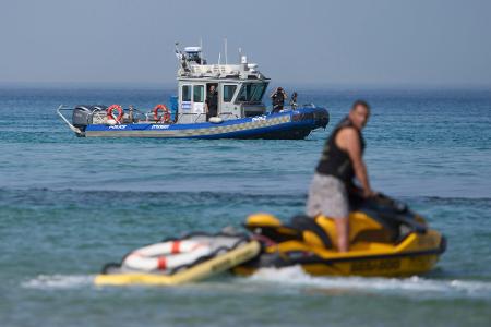 In Israel wird nach Berichten über einen Hai-Angriff ein Mann vermisst.