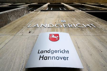Ein Staatsanwalt soll eine Kokain-Bande vor einer Razzia gewarnt haben. Jetzt steht der 39-Jährige in Hannover vor Gericht. (Archivbild)