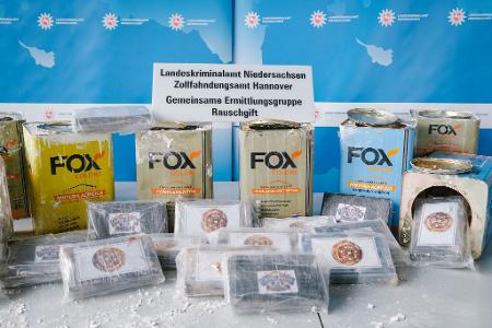 Im April 2022 informierte das LKA Niedersachsen über den Rekordfund von 16 Tonnen Kokain. Die Drogen waren in Dosen mit Spachtelmasse versteckt. (Archivbild)