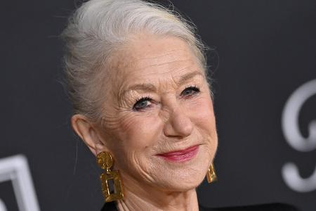 …sondern auch Helen Mirren, die vor drei Jahren im Alter von 76 Jahren das Cover zierte. Obwohl sie sich geehrt fühlte, gab die Schauspielerin zu, dass sie sich mit dem Wort Beauty schwertat — es sei ...