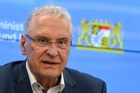 Bayerns Innenminister Joachim Herrmann (CSU) hält nichts von Erkundungsreisen für Flüchtlinge nach Syrien. (Archivfoto)