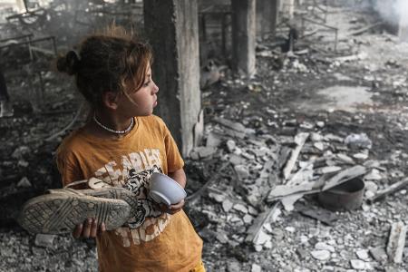 Palästinensischen Angaben zufolge waren in einem von Israel angegriffenen Gebäude Vertriebene untergebracht.