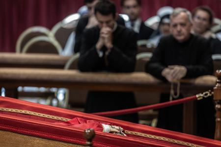 Der offene Sarg des toten Papstes.