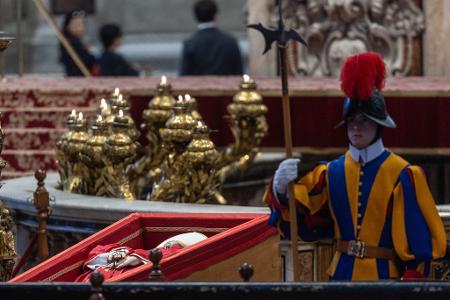 Ein Wachmann der Schweizergarde neben dem toten Papst.