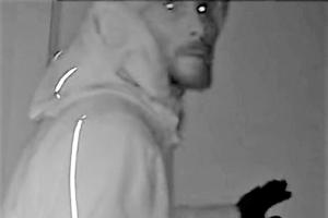 Öffentlichkeitsfahndung nach Einbruch in Sportlerheim - Wer erkennt diesen Mann?
