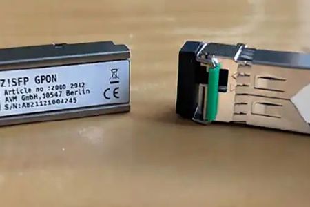 Wichtig: Der verwendete Router muss nicht nur auf die verwendete Technologie, sondern auch auf die jeweilige Bandbreite des Internetanschlusses abgestimmt sein. Allerdings passt eine Glasfaser-Fritz!Box – dank der mitgelieferten Steckmodule – immer zu sämtlichen Glasfaseranschlüssen.