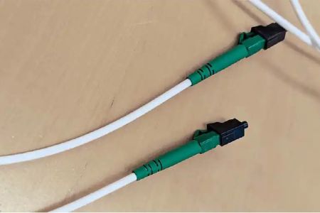 Vorsicht: Glasfaserkabel sind sehr empfindlich. Aus diesem Grund solltest Du diese besonders pfleglich behandeln. Entferne deswegen die vordere Schutzabdeckung am besten erst kurz bevor Du das Kabel einsteckst und knicke das Kabel nicht.