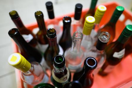 Höhere Preise könnten den Alkohol-Konsum laut Experten senken. (Symbolbild)