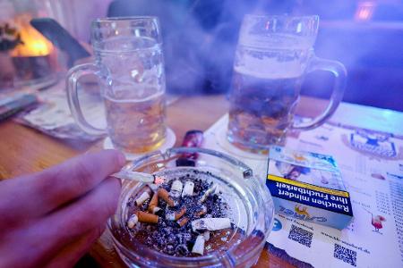 Millionen Menschen konsumieren Alkohol und Zigaretten in riskantem Ausmaß. (Symbolbild) 