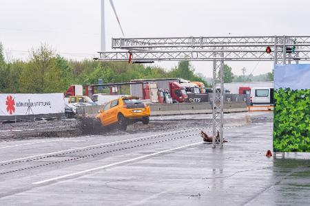Nach dem Ausweichen landet das Auto beim Crashtest im Straßengraben. 