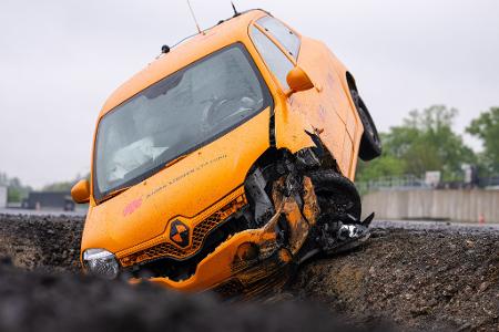 Das Auto landet nach dem Ausweichen im Straßengraben.