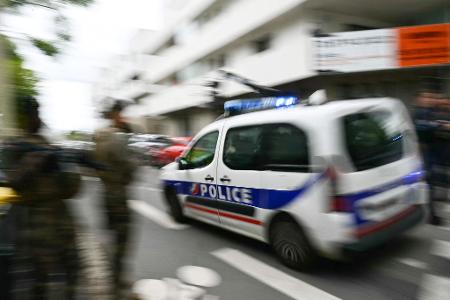 Ein Polizeiauto fährt zur Schule.