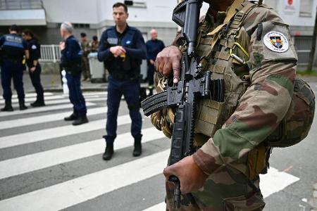 Französische Militärs und Polizisten sind in der Nähe des Gymnasiums im Einsatz.