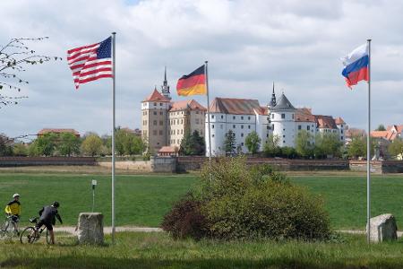 Torgau gedenkt jedes Jahr der Begegnung amerikanischer und sowjetischer Soldaten auf der zerstörten Elbbrücke. (Archivbild)