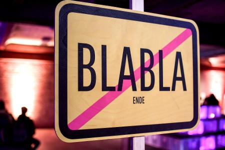 Schluss mit Blabla? Viele Erwachsene in Deutschland empfinden sogenannten Small Talk als oberflächlich.