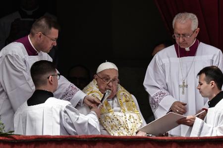 Keine 24 Stunden vor seinem Tod spendete Papst Franziskus noch den Ostersegen (Archivbild). 