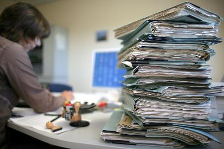 Bürokratie belastet viele Unternehmen in Deutschland schwer (Archivbild)