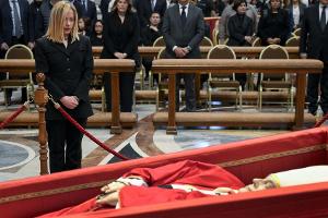 Am offenen Sarg: Giorgia Meloni nimmt Abschied von Papst Franziskus
