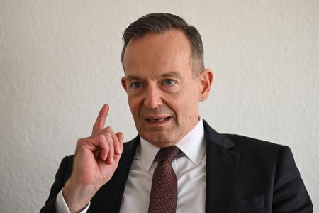 Ein Personalwechsel würde die Sache nicht besser machen - so sieht es der scheidende Verkehrsminister Volker Wissing. (Archivbild) Ein Personalwechsel würde die Sache nicht besser machen - so sieht es der scheidende Verkehrsminister Volker Wissing. (Archivbild)