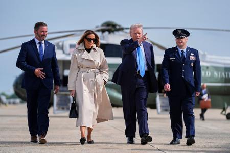 Trump und die First Lady unterwegs nach Rom. 